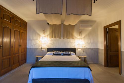Postel nebo postele na pokoji v ubytování Villa Wicker by Eivillas