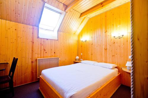 Ein Bett oder Betten in einem Zimmer der Unterkunft Hotel Polina