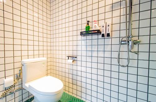 Ένα μπάνιο στο Sanya IPK BACKPACKERS HOSTEL