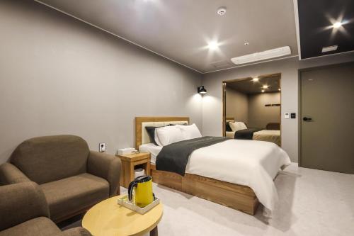Postel nebo postele na pokoji v ubytování Gguljam Hotel