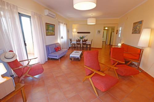 sala de estar con sillas rojas y mesa en Glaros Home en Kato Daratso