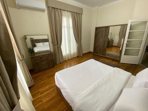Tempat tidur dalam kamar di Maspero Nile View Serviced Apartments by Brassbell