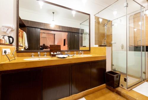 Ein Badezimmer in der Unterkunft Fort JadhavGADH -A GADH Heritage Hotel