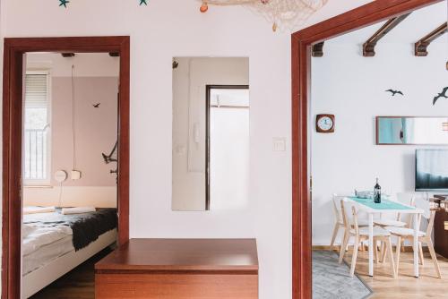 1 dormitorio con espejo, cama y mesa en Sopot Host Molo, en Sopot