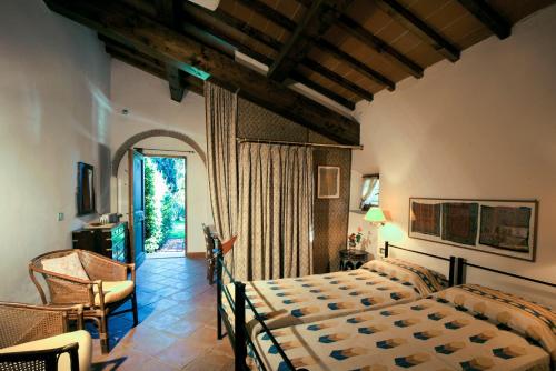 スヴェレートにあるPoggetto Masinoのベッドルーム1室(ベッド1台、椅子、窓付)
