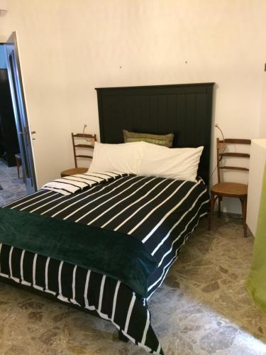 チェーリエ・メッサーピカにあるIl Mulinoの大型ベッド(黒と白のストライプ毛布付)