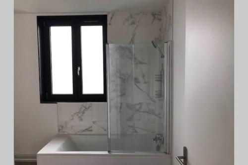 Salle de bains dans l'établissement Duplex agréable et spacieux 3 chb dont 1 communicante
