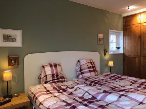 una camera con un letto con una coperta a quadri di Landhaus Sylvia a Eupen