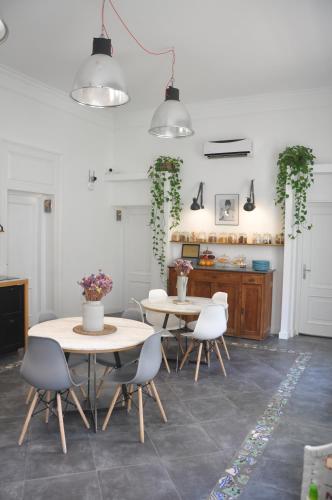 twee tafels en stoelen in een keuken met planten bij Borgo Vergini Garden B&B in Napels
