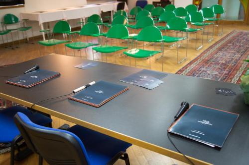 a table in a classroom with laptops on it at Hotel Cappelli in Montecatini Terme