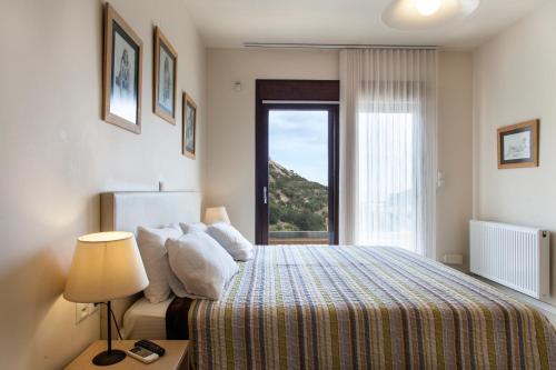 Ліжко або ліжка в номері Palaiokastro Villas & Suites
