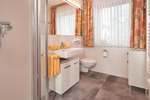 Ett badrum på Sonnberg Ferienanlage