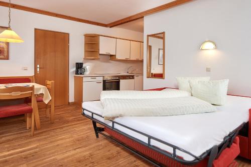 una habitación de hotel con dos camas y una mesa en Sonnberg Ferienanlage, en Flachau