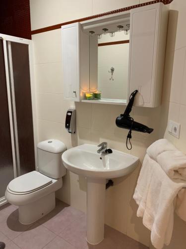 Ένα μπάνιο στο Apartamentos Illa