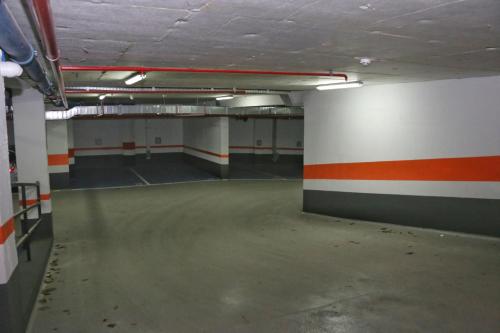 an empty room with an empty parking garage at Apartman Natasa sa podzemnom garažom in Banja Luka