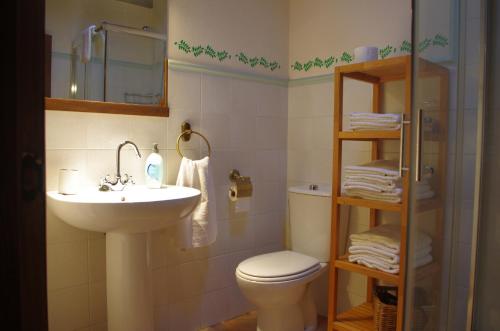 uma casa de banho com um lavatório e um WC em El Rincón del Besaya em Villasuso de Cieza