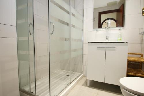 ミアミ・プラトーヤにあるLos Pelicanosのバスルーム(シャワー、トイレ、シンク付)