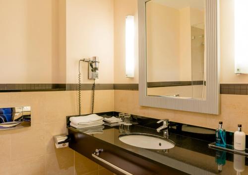  Hotel Polonia Palace -  Room  picture :   Tea/Coffee maker    Shower    Bath                           