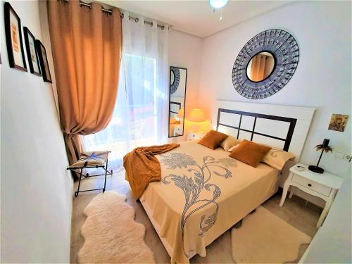 1 dormitorio con cama, espejo y ventana en Beach House - healthy, protected location! El Campello, Alicante, Spain, en El Campello
