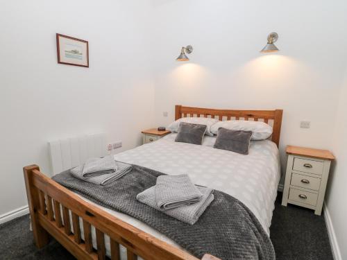1 dormitorio con 1 cama con 2 toallas en The Old Stables en Belford