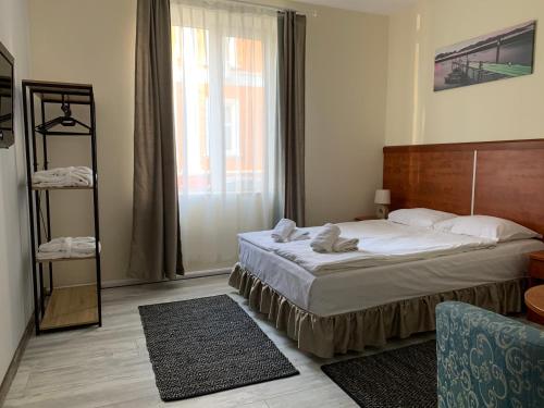 Habitación de hotel con cama y ventana en Guest Rooms Donovi, en Varna