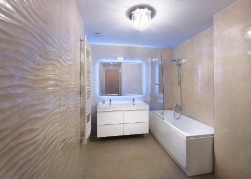 Ett badrum på Deluxe Apartman Visegrád