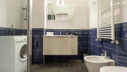 La salle de bains est pourvue d'un lavabo et d'un lave-linge. dans l'établissement Italianway - Palladio 16, à Milan