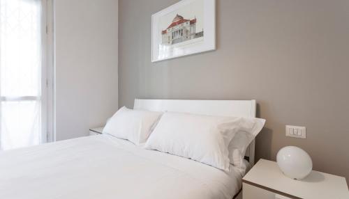 1 dormitorio blanco con 1 cama con sábanas blancas en Italianway - Palladio 16, en Milán