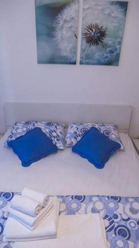 Una cama o camas en una habitación de Enjoy