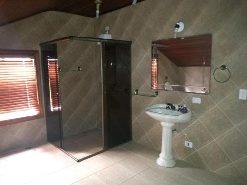 un baño con ducha y lavabo en Casa de praia Peruibe, en Peruíbe
