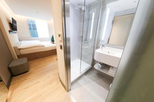 Um banheiro em Marlin Hotel Stephens Green