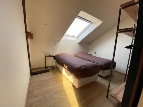 En eller flere senger på et rom på Burgstraat 17 Apartment in Exclusive Patrician House in Medieval Ghent