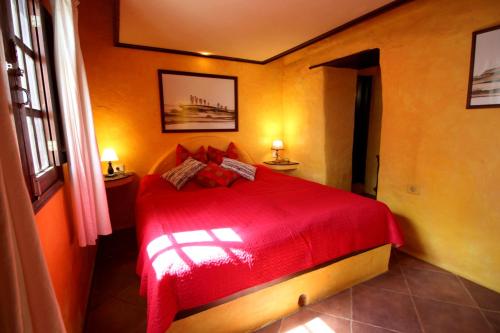 La AsomadaにあるRoco Iのベッドルーム1室(赤いベッド1台付)