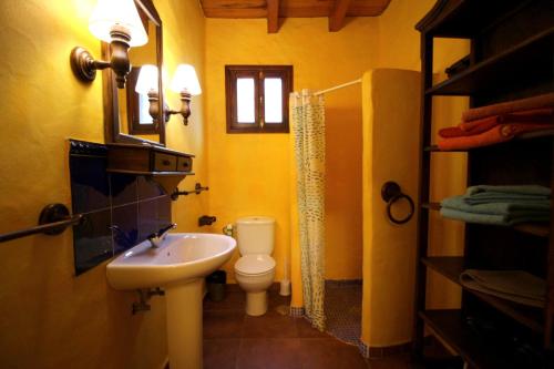 La AsomadaにあるRoco Iのバスルーム(白い洗面台、トイレ付)