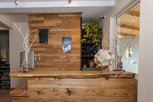 - un mur en bois récupéré dans le salon dans l'établissement Huellas y Senderos Hotel, à Coyhaique