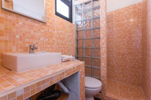 ein Badezimmer mit Waschbecken und Toilette in der Unterkunft Casa Do Forno - Quinta Amoreira in Faro