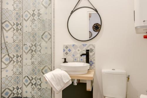 une salle de bain avec un lavabo et un miroir dans l'établissement NOCNOC - Le Retro, Grand Place, à Lille