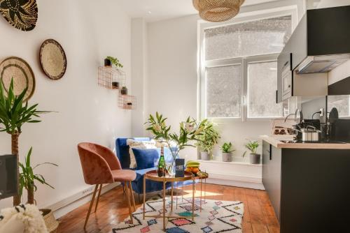 une cuisine avec une table et des chaises dans une pièce dans l'établissement NOCNOC - Le Retro, Grand Place, à Lille