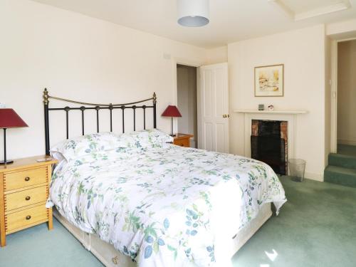 A bed or beds in a room at Glebe House