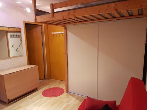 uma sala de estar com um armário e um espelho em STUDIO CHALEUREUX aux pieds des pistes de ski des Glovettes em Villard-de-Lans