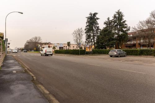 una calle con coches estacionados al costado de la carretera en Cà Amisa, en Trezzano sul Naviglio