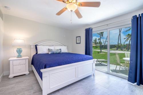 um quarto com uma cama e uma ventoinha de tecto em Matecumbe Resort em Islamorada