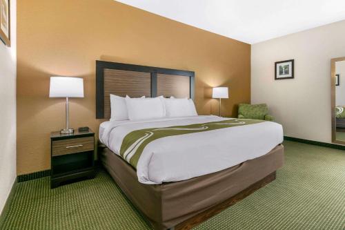 Un pat sau paturi într-o cameră la Quality Inn Monteagle TN