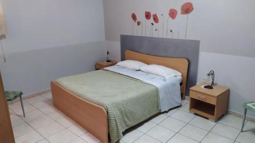 Habitación pequeña con cama y mesita de noche en Casa fiordaliso, en Bonea