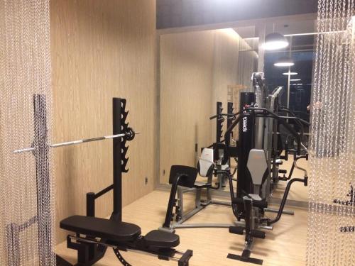 a room with a gym with several tread machines at MAGNIFICO 5 ESTRELAS A LANCAR CON VAGA Y NETFLIX ( 1414 ) in Sao Paulo