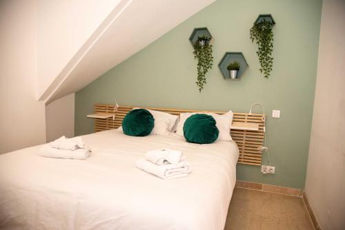 une chambre avec un lit avec des serviettes dessus dans l'établissement ★ LE PETIT AVIGNONNAIS ★ COUNTRYSIDE ★ INTRAMUROS ★ CENTER ★, à Avignon