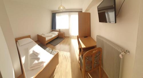 Habitación pequeña con mesa y sofá en Gasthof Kasperle, en Spittal an der Drau