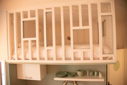 une armoire blanche avec un lit sur une étagère dans l'établissement ★ LE PETIT AVIGNONNAIS ★ COUNTRYSIDE ★ INTRAMUROS ★ CENTER ★, à Avignon