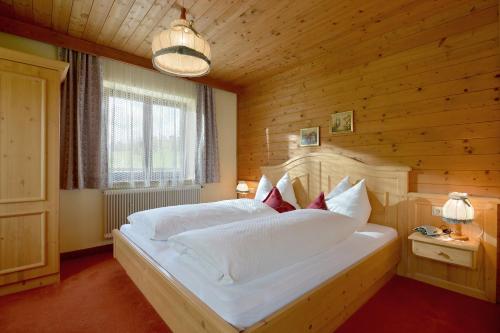 Postel nebo postele na pokoji v ubytování Bauernhof Strasserhof