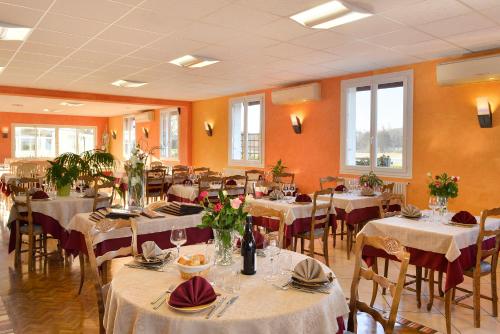 Εστιατόριο ή άλλο μέρος για φαγητό στο Logis Hotel Restaurant L'Escapade